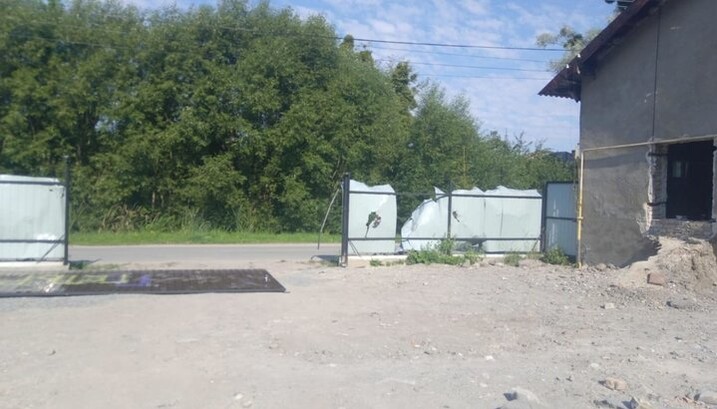 Терористи спотворили огорожу будинку священика УПЦ Максима Йоенка. Фото: СПЖ