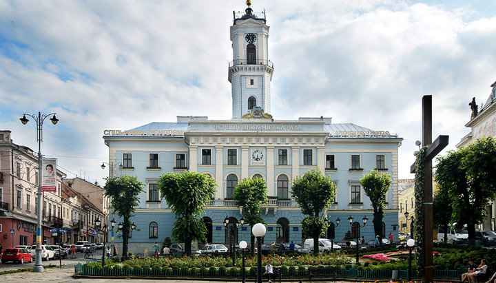 Будівля Чернівецької міськради. Фото: md-ukraine.com