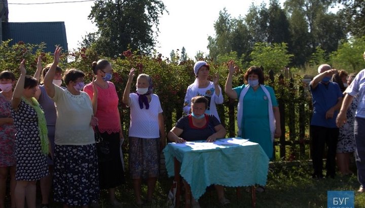 В Галиновке собирают голоса за перевод храма в ПЦУ. Фото: БУГ