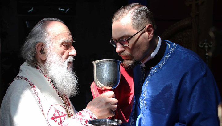 Патриарх Ириней причащает священника. Фото: orthodoxianewsagency.gr