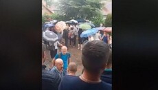 У селі Ділове сотні людей встали на захист храму УПЦ