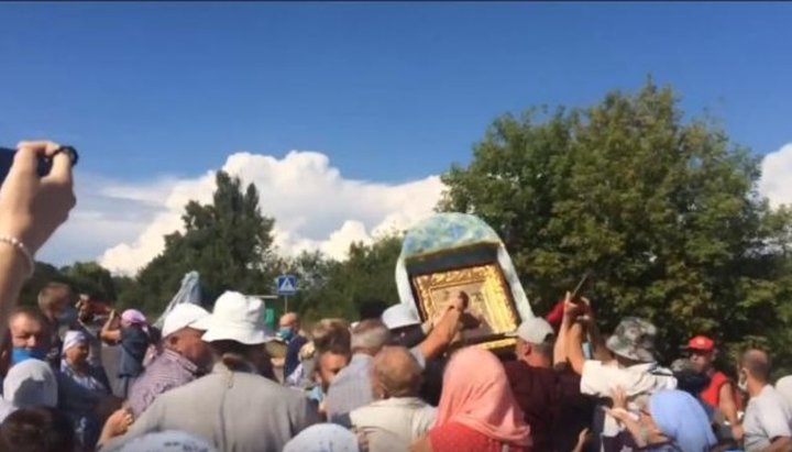 Oponenții Bisericii Ortodoxe Ucrainene au atacat icoana pe care o purtau pelerinii. Imagine: screenshot / Facebook / Icoana din Rude Selo 