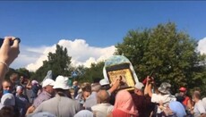 «Πατριώτες» επιτέθηκαν στη λιτανεία της UOC από Τέτιϊβ στο Ρουντέ Σελό