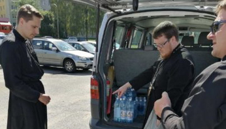 Priests of Belarus help detainees during the protests. Photo: pravmir.ru