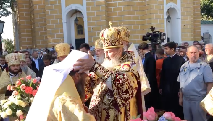 Предстоятель УПЦ зводить у сан митрополита вікарія Чернівецької єпархії. Фото: скріншот відео