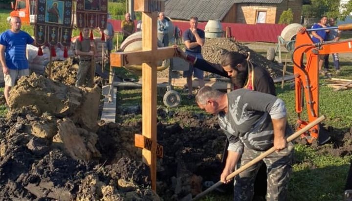 Закладка камня на строительство храма УПЦ в Кальновцах. Фото: Черновицко-Буковинская епархия