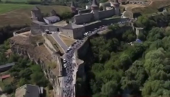 A traditional cross procession from Kamyanets-Podilsky is heading for the Holy Dormition Pochayiv Lavra. Photo: video screenshot on Pavlovsky News Facebook page