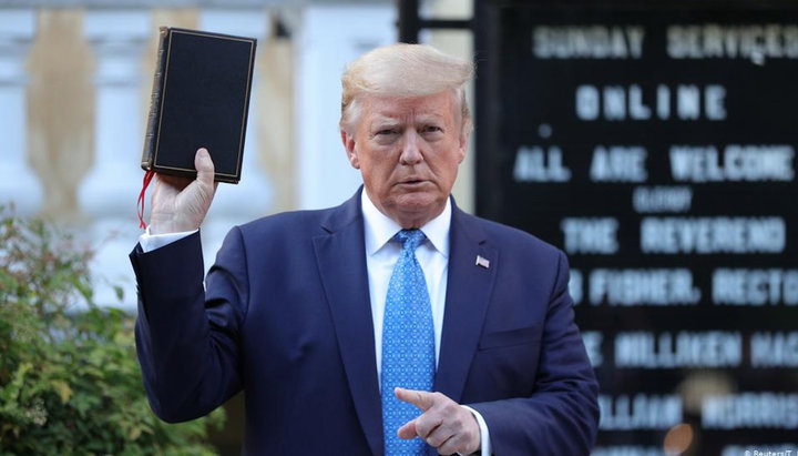 Дональд Трамп с Библией в руках. Фото: dw.com