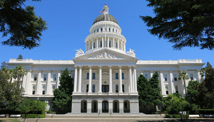 Сенат Каліфорнії схвалив закон про оплату з податків операцій з зміни статі