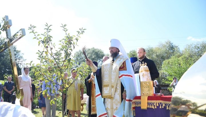 Чин освящения накупольных крестов совершил митрополит Никодим. Фото: Facebook/Житомирская епархия