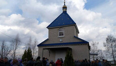 Στο Χμελνίτσκογιε υποστηρικτές της OCU έχουν μπλοκάρει είσοδο στο ναό UOC