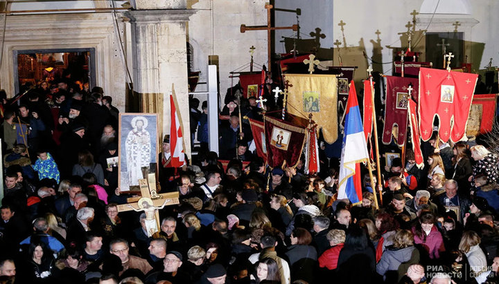 Мирное шествие в защиту прав Сербской православной церкви в Черногории. Фото: visualrian.ru