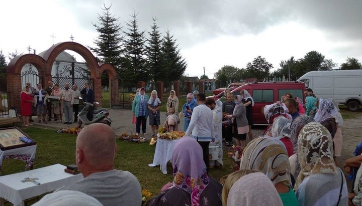 На праздничную литургию у захваченного храма в Будятичах собралось более 100 верующих УПЦ. Фото: СПЖ