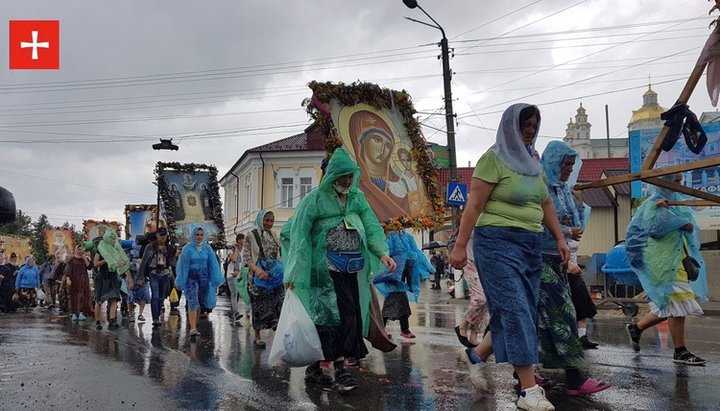 The cross procession from Kamyanets-Podilsky reached Pochaev. Photo: Facebook / “1Kozak” 