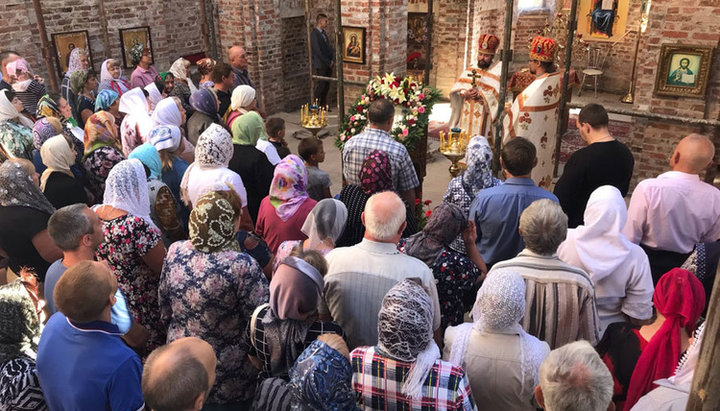 Первая литургия в стенах строящегося храма УПЦ в г. Кировское. Фото: Горловская епархия