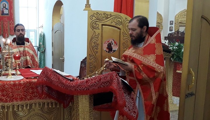 Иеромонах Питирим (Донденко) за литургией в г. Сиануквиль. Фото: orthodoxchurchcambodia.org