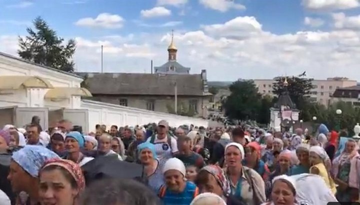 The arrival of pilgrims from Brailov at the Pochaiv Lavra. Photo: a screenshot / video / Facebook / 1Kozak