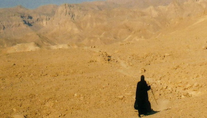 Монах в пустыне. Фото: dobro-vera.dn.ua