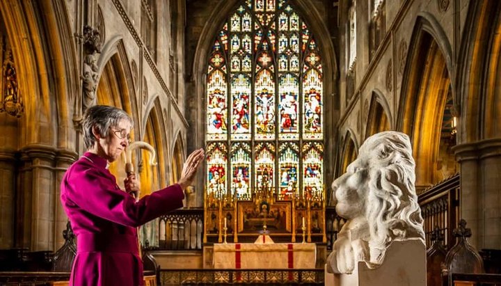 Англиканская епископесса Элисон Уайт благословила установку скульптур. Фото: Danny Lawson/PA/www.theguardian.com