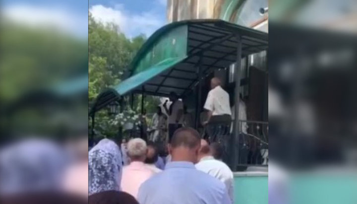 Bohdan Yatsikovsky on the doorsteps of the seized church in Gnizdychne village. Photo: a screenshot / Facebook / Eduard Dolinsky