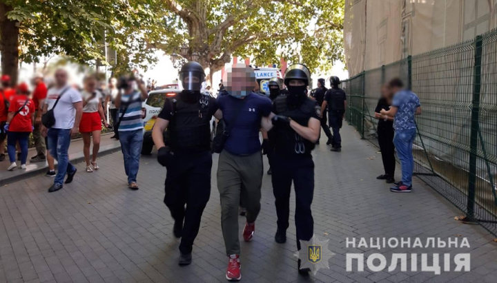 The police detained one of the attackers on the participants of the LGBT march in Odessa. Photo: od.npu.gov.ua