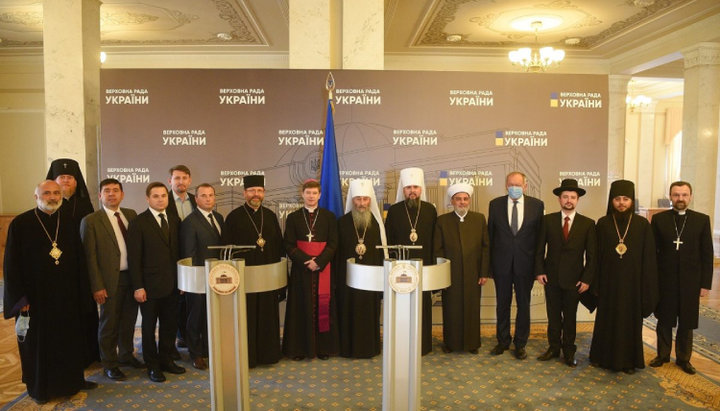 Metropolitan Onuphry and other delegates of the AUCCRO in the Verkhovna Rada. Photo: news.church.ua