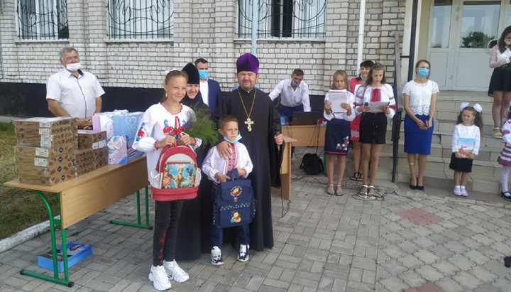 У Овруцькій єпархії УПЦ рюкзаки передали дітям погорільців. Фото: facebook.com
