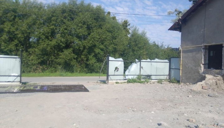 Разрушенная радикалами ограда дома священника УПЦ в Золочеве. Фото: страница протоиерея Николая Данилевича в Facebook