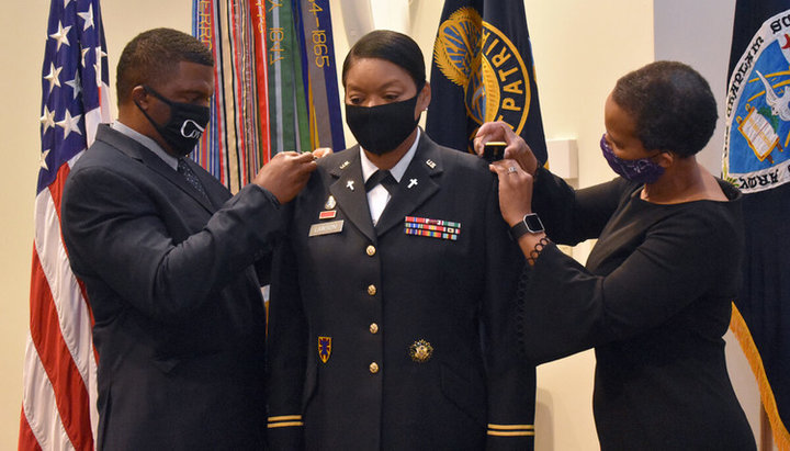 Моніка Р. Лоусон – перша афроамериканка-капелан, отримала звання полковника США. Фото: USACHCS/religionnews.co
