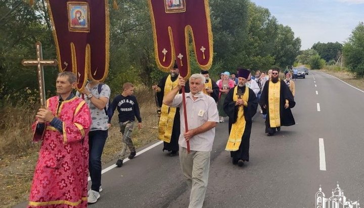 Хресний хід на аварійній ділянці дороги в Кременецькому районі Луганської області. Фото: www.sed-eparhia.com