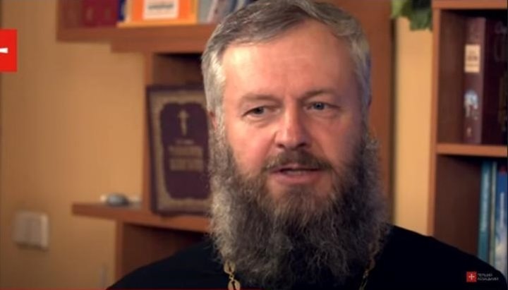 Ιερέας Ίγκορ Σουμάκ. Φωτογραφία: screenshot/YouTube/Pershy Kozatsky