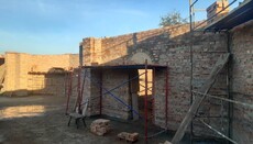 Община УПЦ в Лукавцах отстраивает стены сожженной вандалами церкви