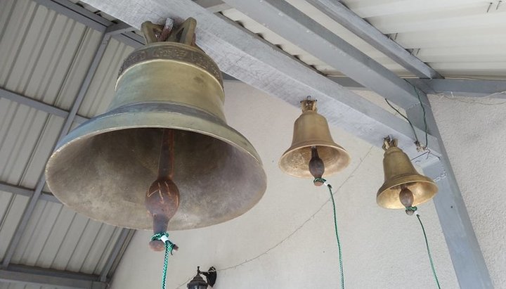 У Катеринівці освятили нові дзвони для храму, побудованого замість захопленого розкольниками. Фото: Facebook/Перший Козацький