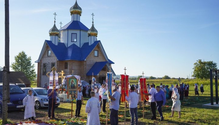 В общинах строят новые храмы взамен захваченых. Фото: Facebook