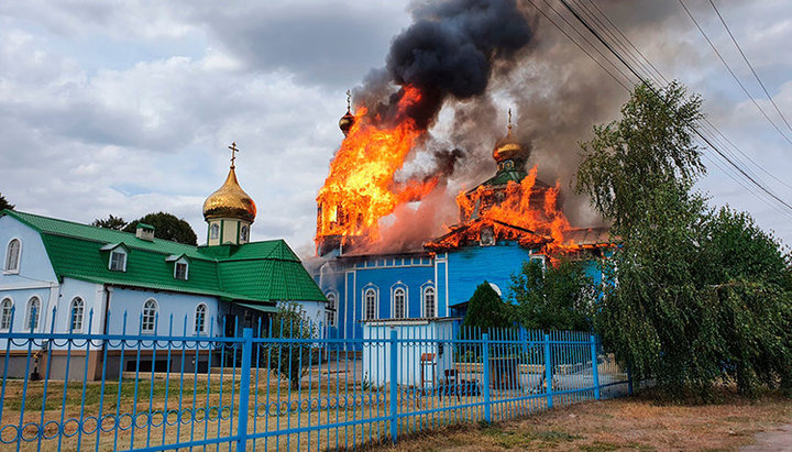 Пожар полностью уничтожил старинный Петропавловский собор. Фото: gorlovka-eparhia.com.ua