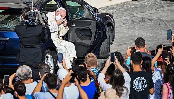 Папа Франциск зняв маску перед зустріччю з віруючими у Ватикані. Фото: dailymail.co.uk