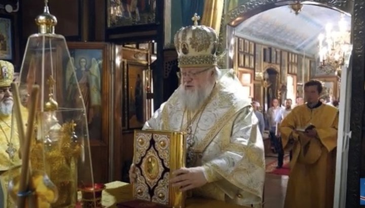 Митрополит Иларион возглавил литургию в храме Александровки. Фото: скриншот/youtube.com/ Донбасс Православный