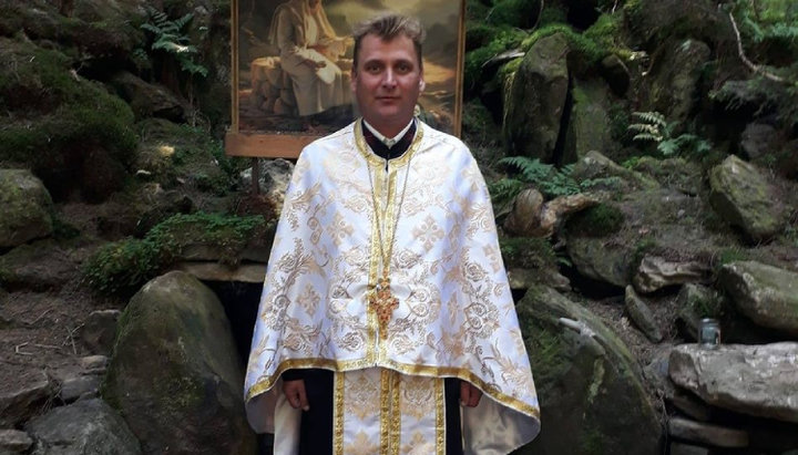 Κληρικός της OCU Πέτρος Σοκολόφσκι που απειλεί τον ιερέα της UOC. Φωτογραφία: facebook.com