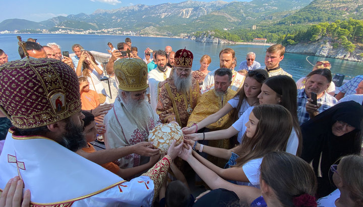 There is a tradition on patronal days in Montenegro – after the service everyone venerates the bread. Photo: the press service of the Zaporizhzhia Eparchy