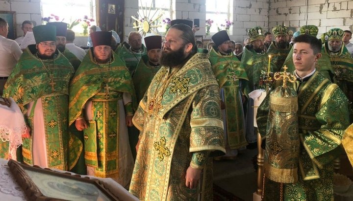 Liturghia festivă în biserica nou construită a Bisericii Ortodoxe Ucrainene din Annovka. Imagine: UJO