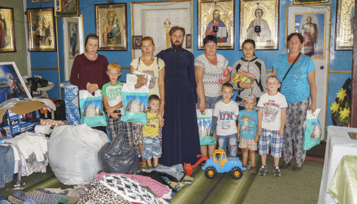 Соцвідділ Києво-Печерської лаври передав допомогу нужденним сім'ям. Фото: lavra.ua