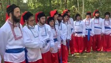 Hasidim stuck on the border sing the anthem of Ukraine in national costumes
