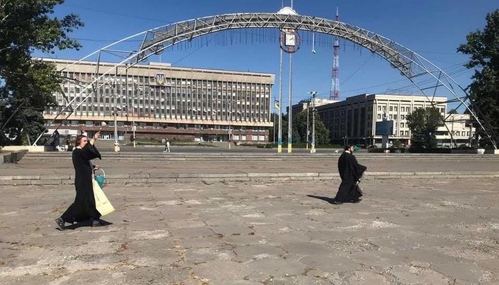 Клирики УПЦ окропили Фестивальную площадь святой водой. Фото: facebook.com/Геннадий Елин