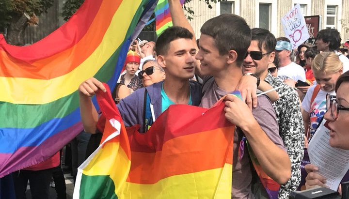 На то, что бы люди думали, что ЛГБТ это нормально и даже хорошо, работает целая индустрия теле-видео-радио-сми-кино пропаганды. Фото: kievpravda.com