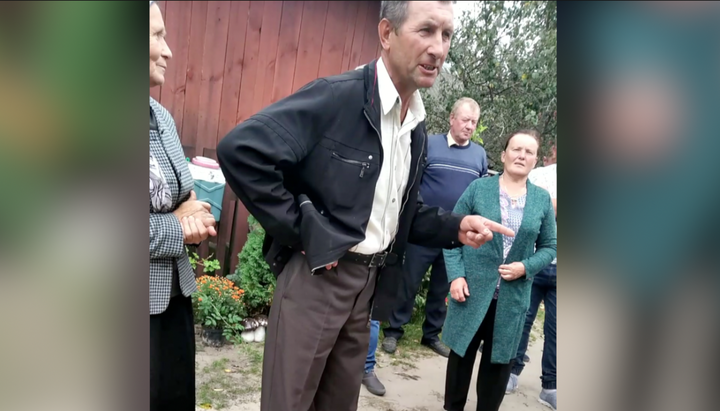 Susținătorii BOaU din Polesskoe îl alungă din casa parohială pe preotul Bisericii Ortodoxe Ucrainene. Imagine: UJO