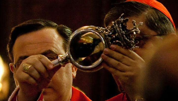 Кардинал Крещеницо Сепе з капсулою з кров'ю святого Януарія. Фото: catholicnewsagency.com