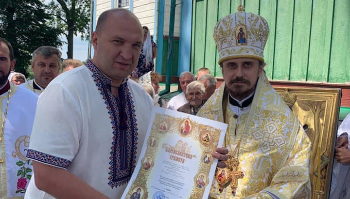 Bohdan Yatsikovsky receives a “blessed letter” from the “archbishop” of the OCU Nestor Pysyk. Photo: Facebook