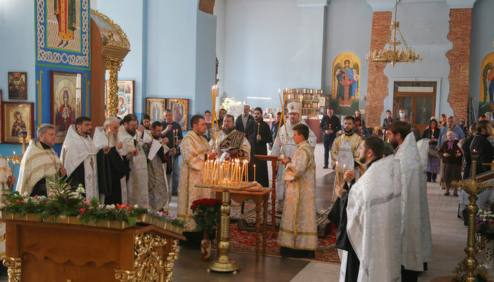 Панахида за жертвами авіакатастрофи. Фото: izum.church.ua