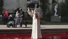 В Варшаве появилась скульптура папы Иоанна Павла II с метеоритом в руках