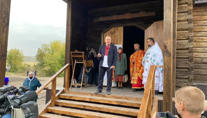 Величкович виступає з ганку захопленого храму. Фото: Facebook Миколая Величковича